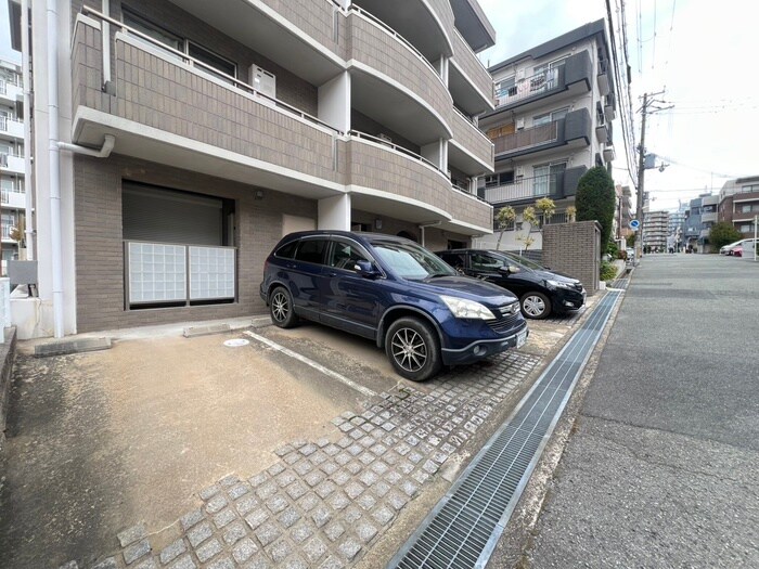 駐車場 こすもらいふ緑地公園