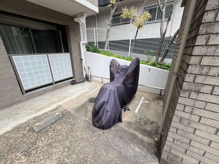 バイク置き場 こすもらいふ緑地公園