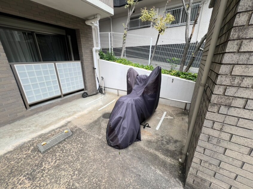 バイク置き場 こすもらいふ緑地公園