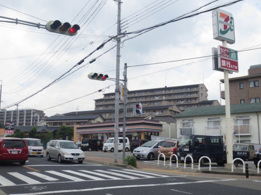 セブンイレブン(コンビニ)まで694m アピエス宝塚