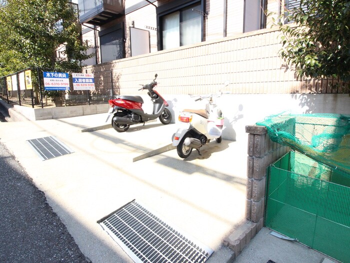 バイク置き場 アム－ルリュミエ－ル苦楽園