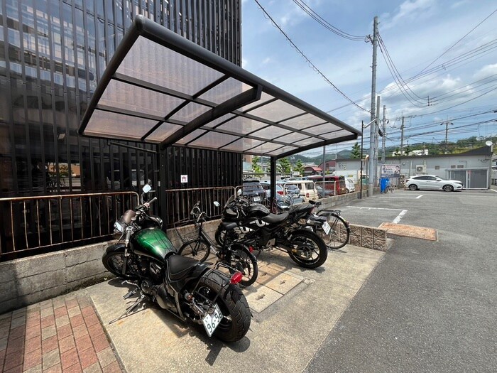 バイク置き場 クレスト太秦