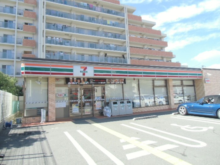 セブン-イレブン 寝屋川黒原新町店(コンビニ)まで300m ラルゴ旭町