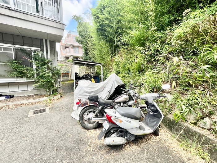 バイク置き場 ﾋﾞｰﾅｽﾑｰﾝ