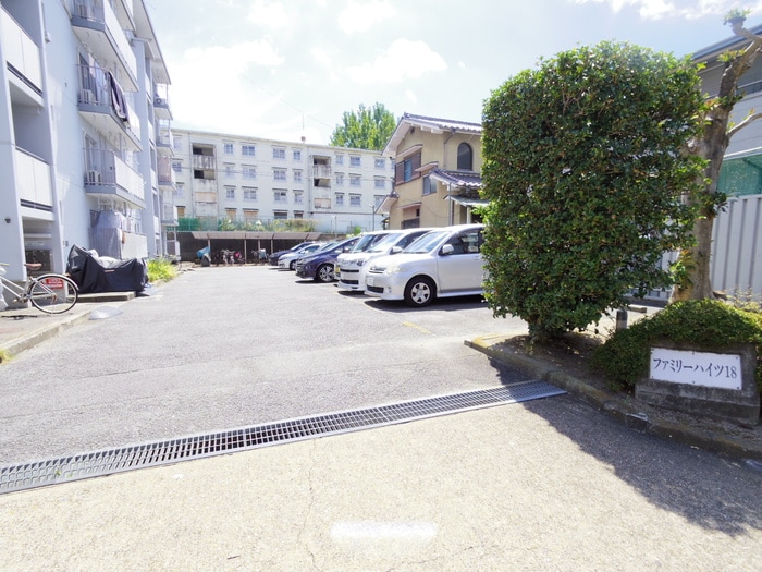駐車場 ファミリ－ハイツ１８