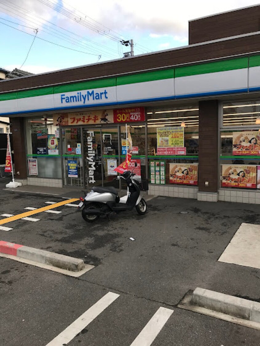 ファミリーマート 東大阪六万寺町店(コンビニ)まで1100m ハルノテラス