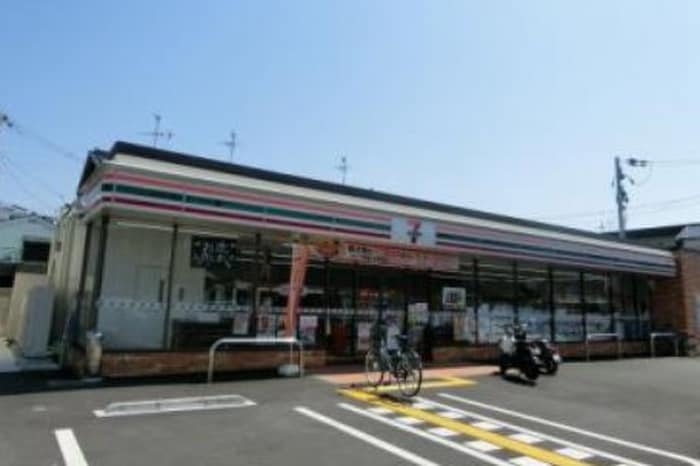 セブンイレブン(コンビニ)まで240m Ｄ－ｒｏｏｍ青山Ｂ棟