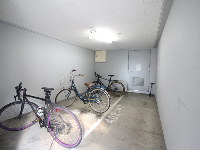 駐輪場 BERG義義