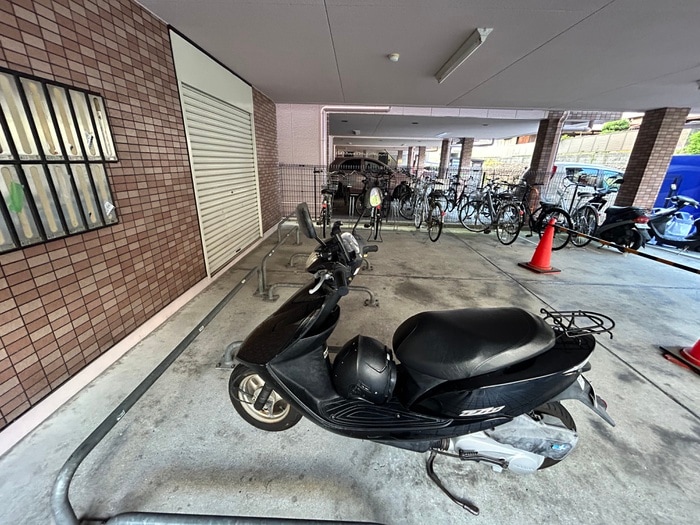 バイク置き場 シェルビュ－