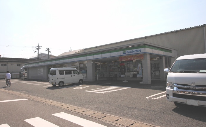 ファミリーマート(コンビニ)まで500m ヴィルヌ－グドガ