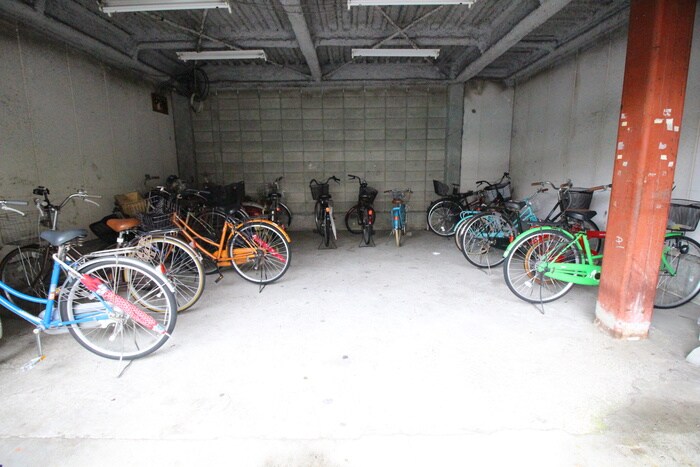 駐輪場 サンプラザ石津