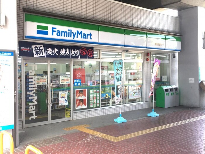 ファミリーマート南海湊駅前店(コンビニ)まで80m ゴールデンパレス