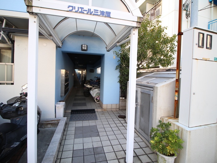 エントランス部分 クリエール三津屋