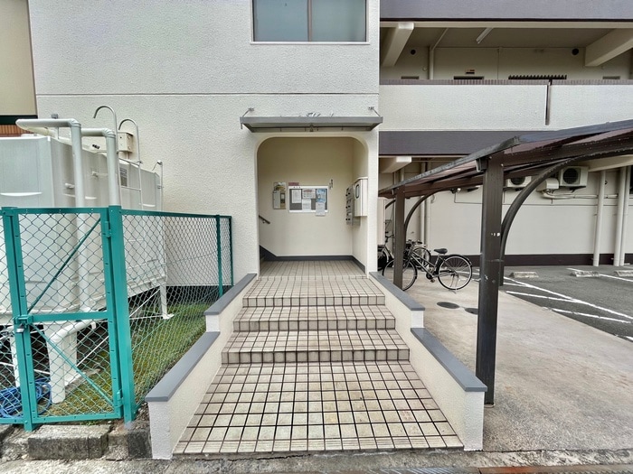 エントランス部分 プチメゾンクダマ