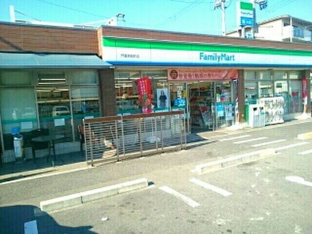 ファミリーマート(コンビニ)まで270m YシャトレーヌⅢ