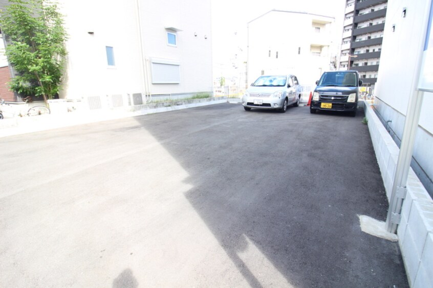 駐車場 アトラエルミクニ