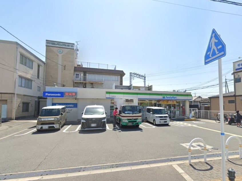 ファミリーマート(コンビニ)まで140m レジデンスサザン