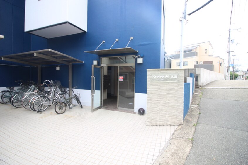 エントランス部分 リバーサイド三国