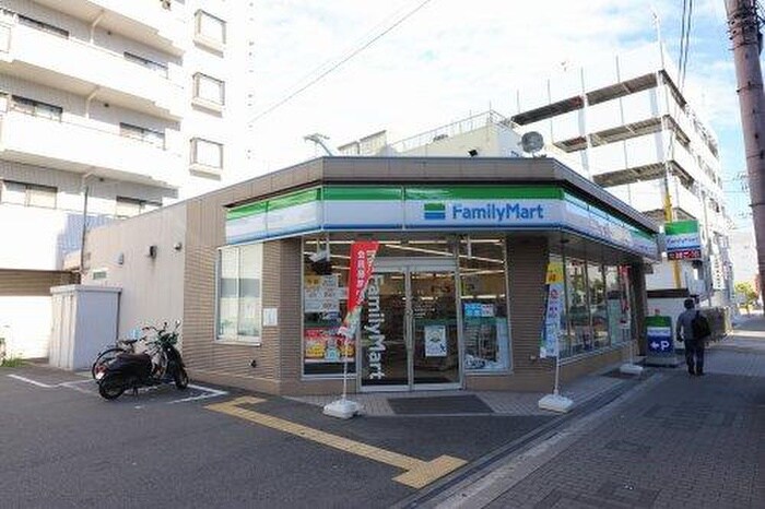 ファミリーマート鶴見横堤3丁目店(コンビニ)まで750m レジデンス鶴美