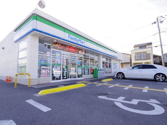 ファミリーマート(コンビニ)まで770m ヴァリエ久津川