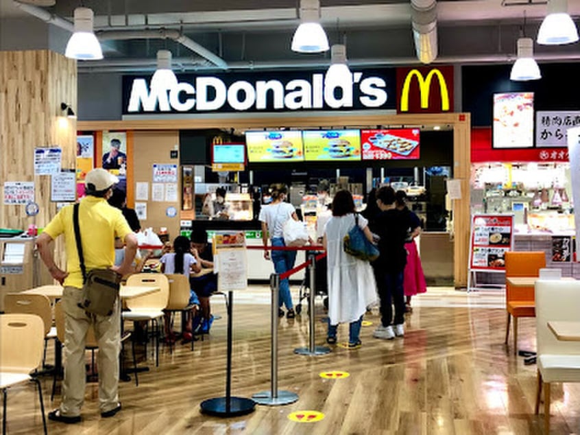 マクドナルド(ファストフード)まで1200m ヴィラ　ノーブル　イースト