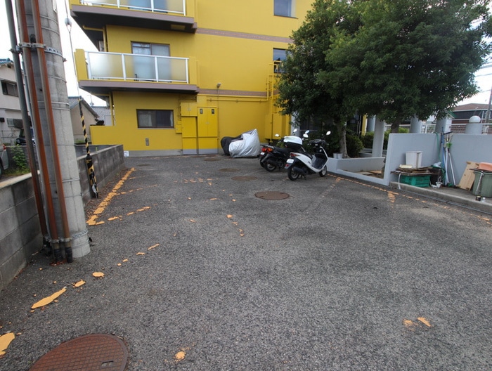 バイク置き場 エフォールヒロ
