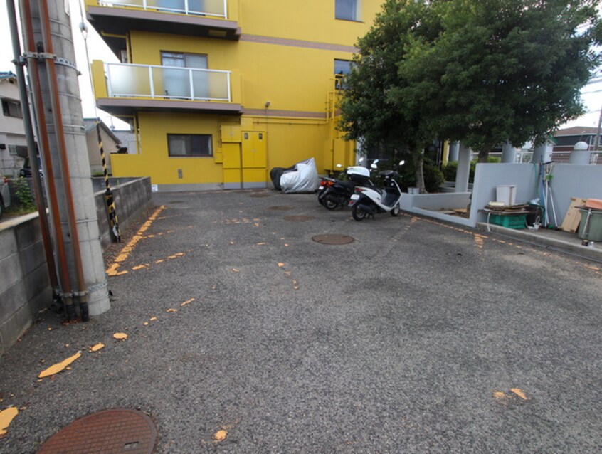 バイク置き場 エフォールヒロ