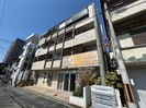 スーパーコート長居公園フロントの外観