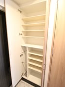 靴箱 ﾌｧｰｽﾄﾌｨｵｰﾚ三宮EAST(301)