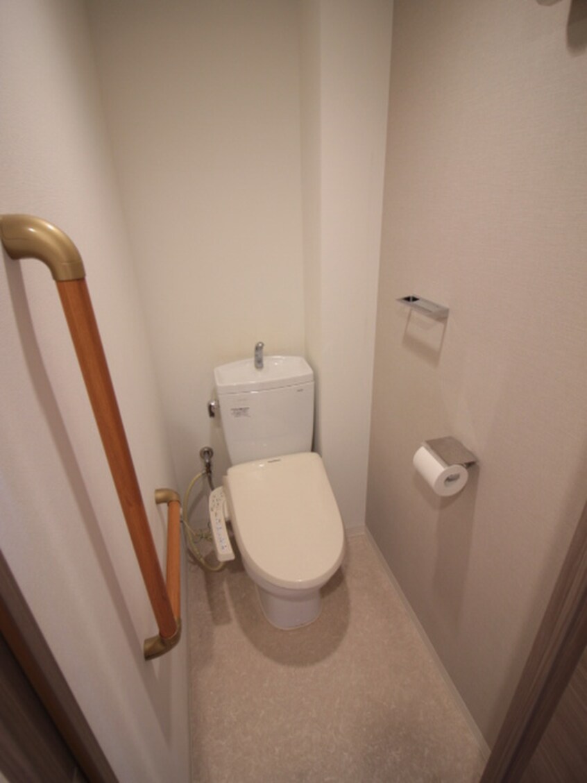 トイレ ｼｬﾙﾏﾝﾌｼﾞｽﾏｰﾄﾖｼﾀｴｷﾏｴｽﾃｰｼｮﾝﾌﾞﾗｲﾄ