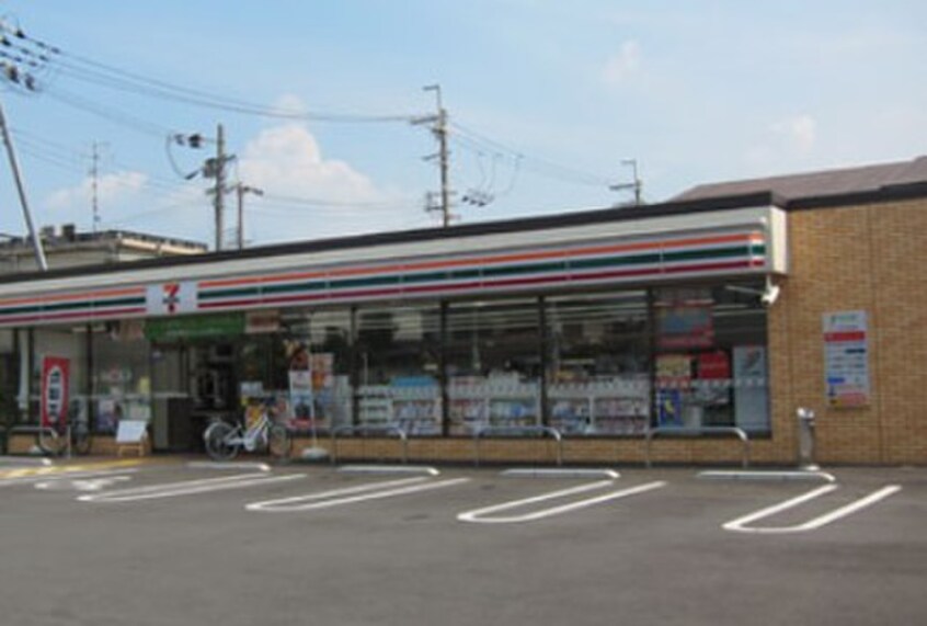 セブンイレブン近鉄高安駅西店(コンビニ)まで700m ベルデハイツ