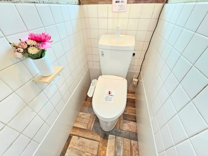 トイレ 丘の上にある春のLa torta