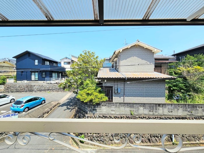 室内からの展望 丘の上にある春のLa torta