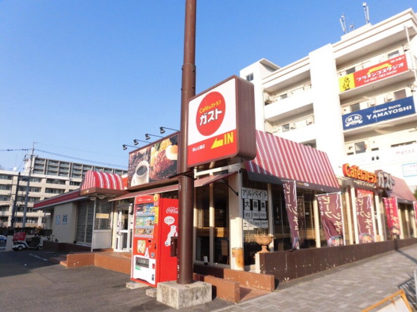 ガスト東山公園店(その他飲食（ファミレスなど）)まで610m サンライズ唐山