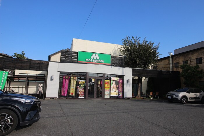 モスバーガー岩塚店(ファストフード)まで400m フロ－ラル二瀬