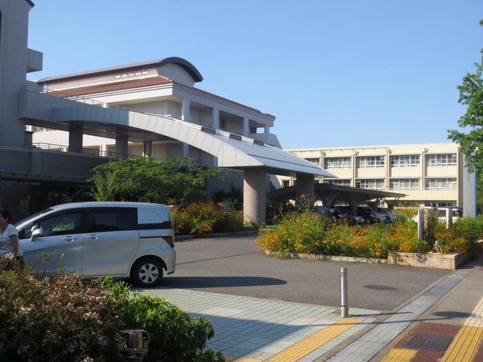 青い鳥医療福祉センター(病院)まで714m フロ－ラタウン