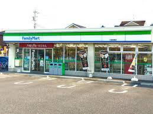 ファミリーマート(コンビニ)まで670m ホワイトピア岩崎
