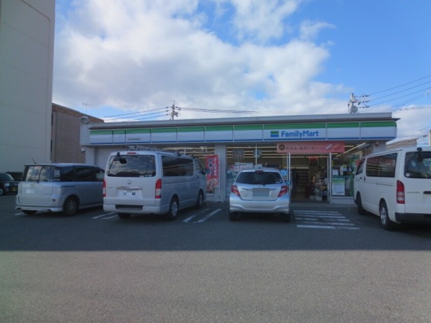 ファミリーマート中川好本町店(コンビニ)まで128m エグチマンション