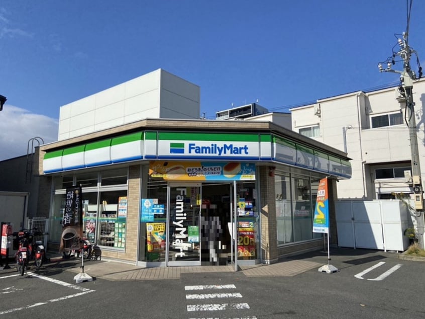 ファミリーマート(コンビニ)まで450m アークレジデンス中村日赤