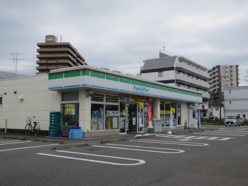 ファミリーマート(コンビニ)まで700m シャト－ 今伊勢