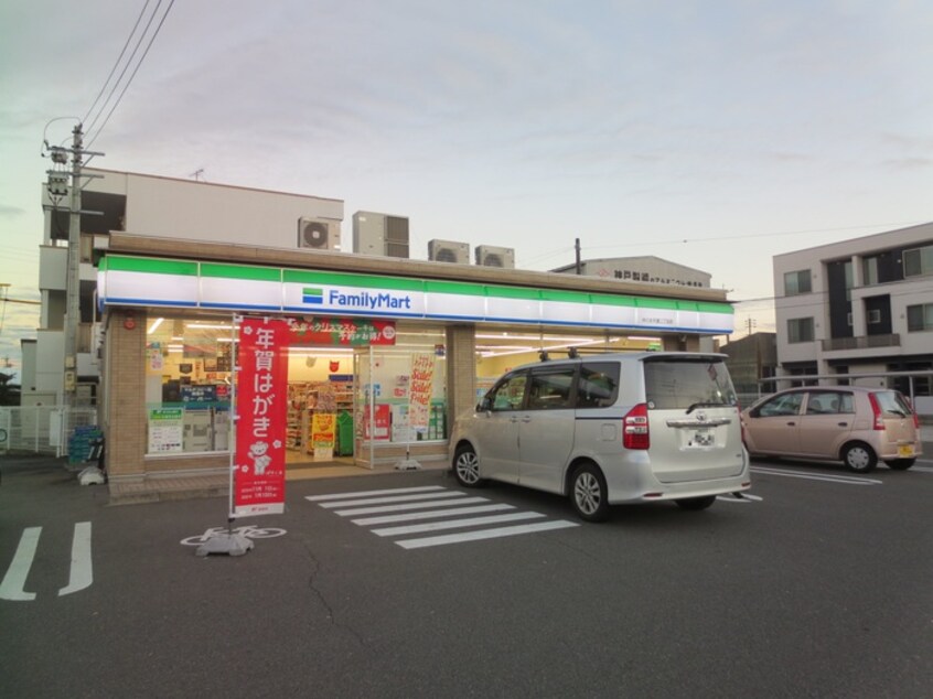 ファミリーマート中川太平通二丁目店(コンビニ)まで357m サン・ブライト・タナカ