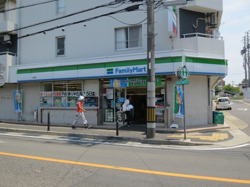 ファミリーマート大坪店(コンビニ)まで475m Ｇｒｅｅｎ　Ｇａｂｌｅｓ