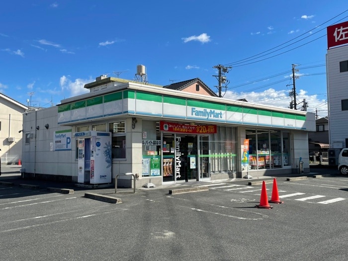 ファミリーマート(コンビニ)まで411m ウィステリアプラスⅡ