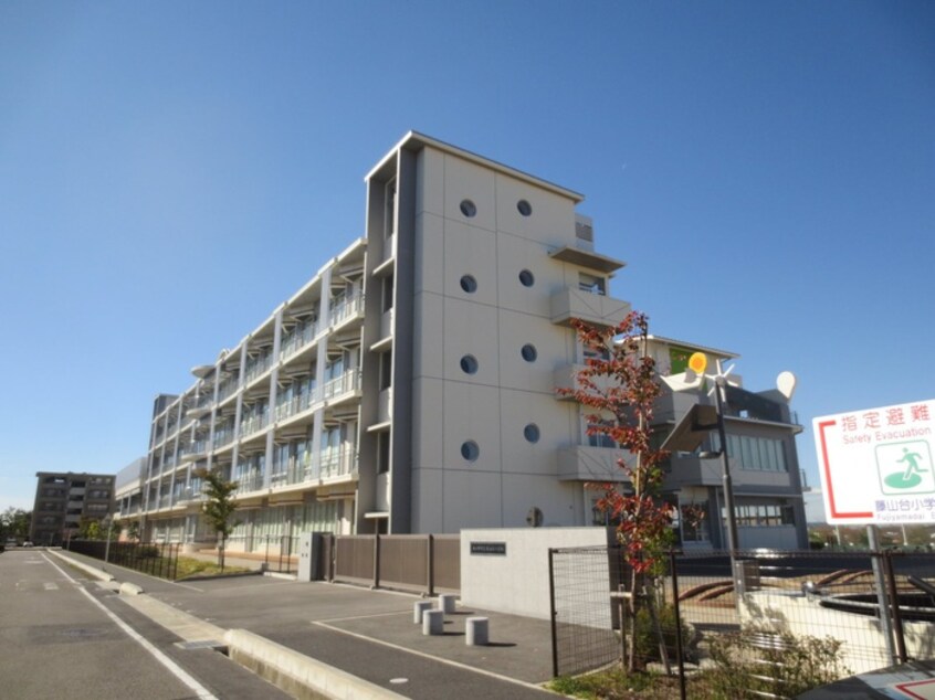 藤山台小学校(小学校)まで400m ファミール藤山台　Ａ