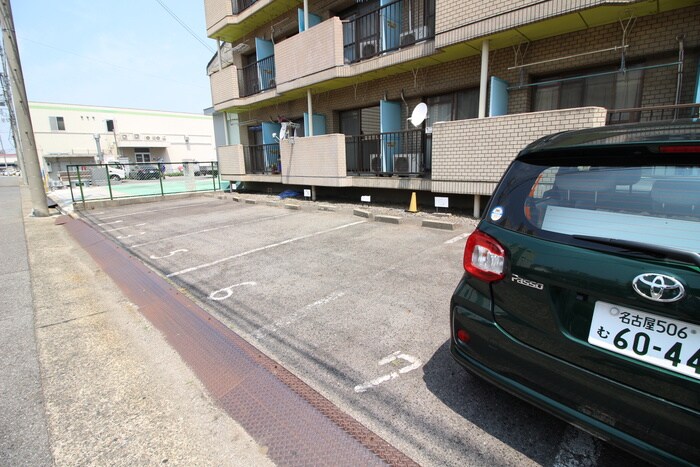 駐車場 ドール堀田１