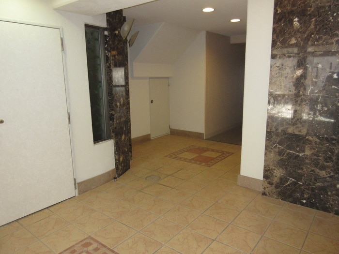 エントランス部分 ア－ルズコ－ト葵