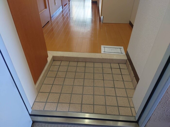 玄関 ア－ルズコ－ト葵