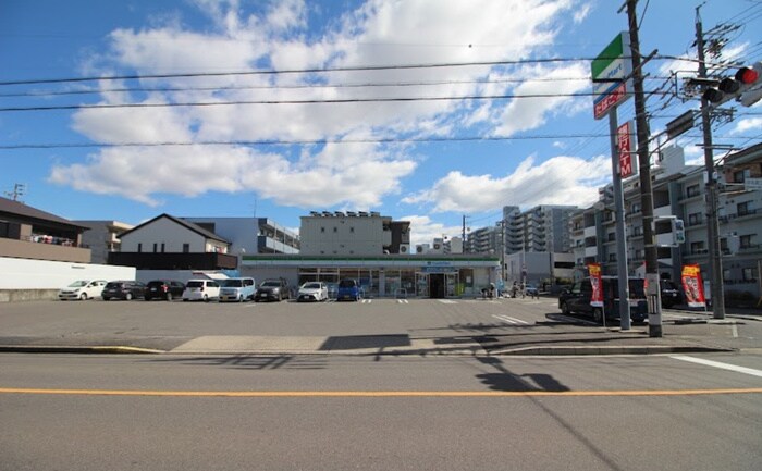 ﾌｧﾐﾘｰﾏｰﾄ中丸町2丁目店(コンビニ)まで100m グローリアス松山