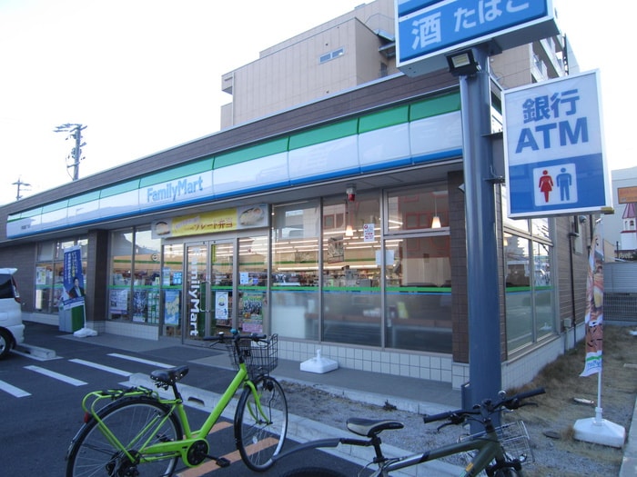 ファミリーマート(コンビニ)まで122m グレース弥富通