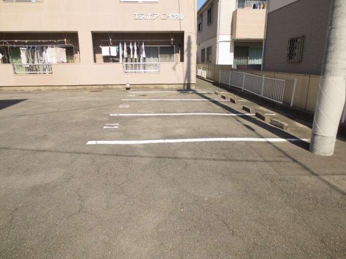 駐車場 エスポアロイヤル